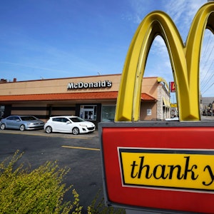 Ein Schild steht am Eingang einer McDonald's-Filiale in Pittsburgh (Symbolbild)
