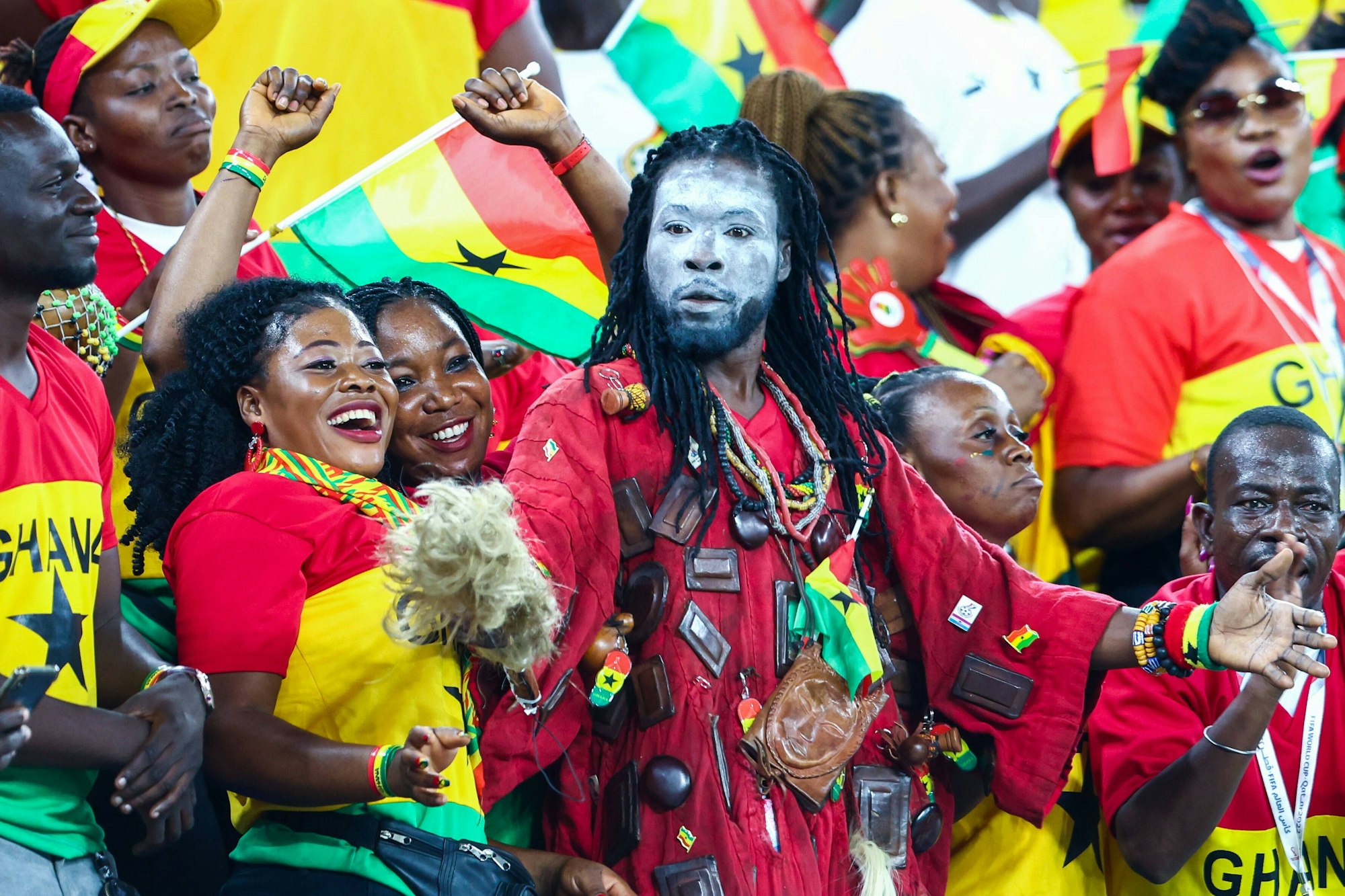 Ein Ghana-Fan mit weiß bemalten Gesicht und rotem Gewand schaut entsetzt auf der Tribüne.