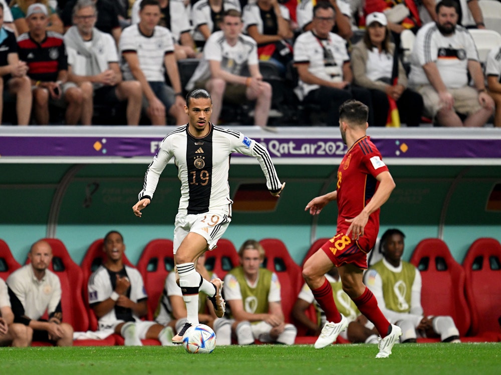 Deutschlands Leroy Sane (l) dribbelt gegen Spaniens Jordi Alba.