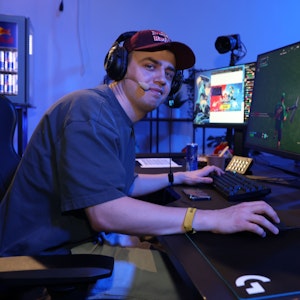 Das Bild zeigt Kevin Teller, alias Papaplatte vor einem Computer.