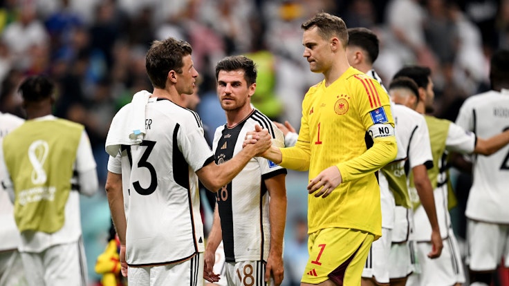 Thomas Müller und Manuel Neuer beglückwünschen sich nach dem 1:1 gegen Spanien bei der WM in Katar.