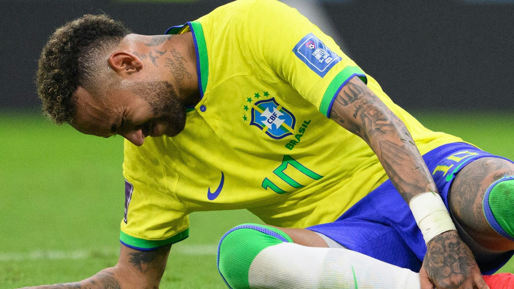 Neymar liegt verletzt am Boden