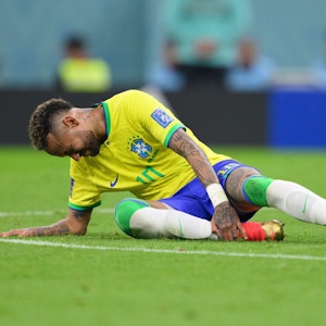 Neymar liegt verletzt am Boden