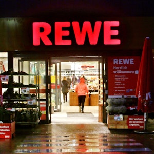 Die Wurst wurde auch bei Rewe verkauft. Unser Foto zeigt den Eingang einer Rewe-Filiale.