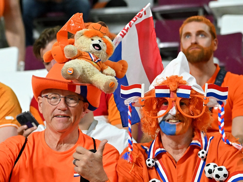 Zwei Fans der Niederlande beim Spiel gegen Ecuador mit Bärchen auf dem Hut und Riesen-Brille.