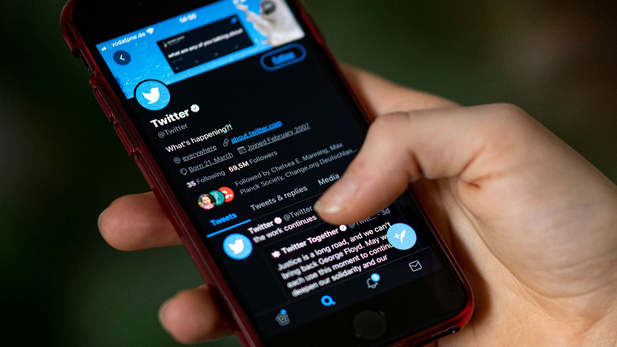 Auf dem Bildschirm eines Smartphones sieht man die Timeline in der App Twitter.