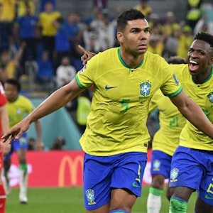 Casemiro jubelt gemeinsam mit Vinicius Junior über seinen Treffer gegen die Schweiz.
