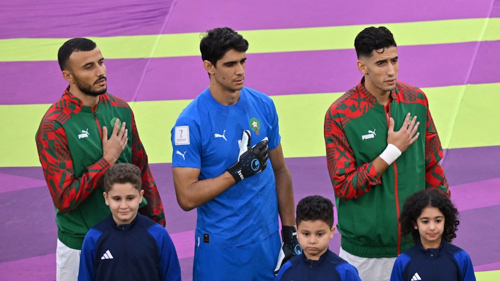 Marokkos Torwart Yassine Bounou singt die Nationalhymne vor dem WM-Spiel gegen Belgien am 27. November. Links neben ihm Romain Saiss, rechts neben ihm Nayef Aguerd.