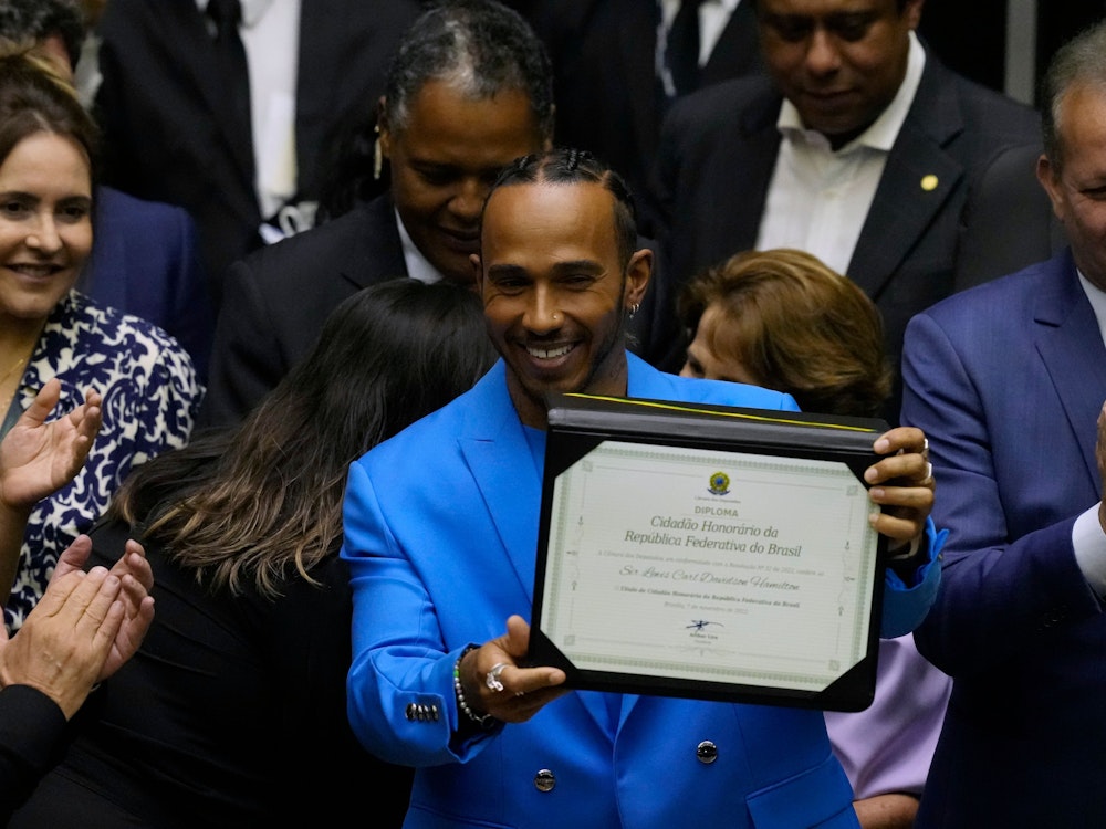 Lewis Hamilton präsentiert im November 2022 seinen Titel als Ehrenbürger Brasiliens.