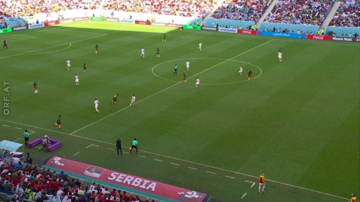 Screenshot aus einem Highlight-Video des ORF zum Spiel zwischen Kamerun und Serbien bei der WM 2022. Bei zwei knappen Abseits-Entscheidungen lag der Kommentator des ORF bei der Live-Übertragung daneben.