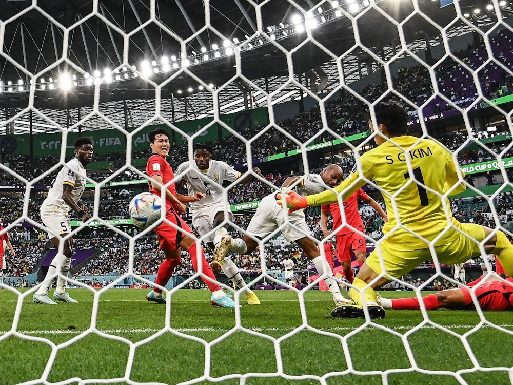 Mohammed Salisu (M.) drückt den Ball beim WM-Spiel zwischen Ghana und Südkorea aus kurzer Distanz über die Linie.