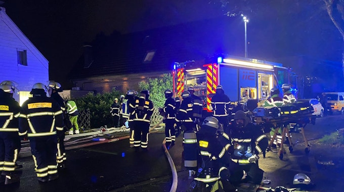 Feuerwehrleute bekämpfen einen Brand in Hürth.