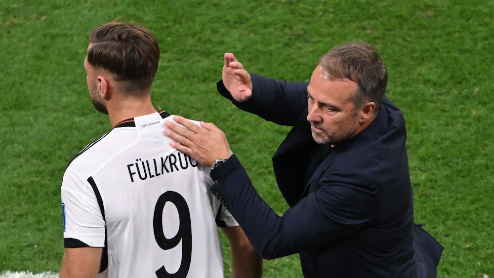Bundestrainer Hansi Flick und sein Stürmer Niclas Füllkrug am Rande des deutschen WM-Spiels gegen Spanien am 27. November 2022 in Al-Chaur.