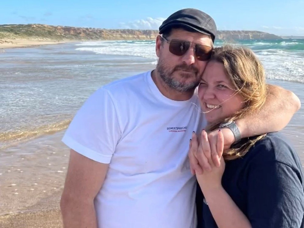Steffen Baumgart umarmt seine Tochter Fiona in Australien am Strand.