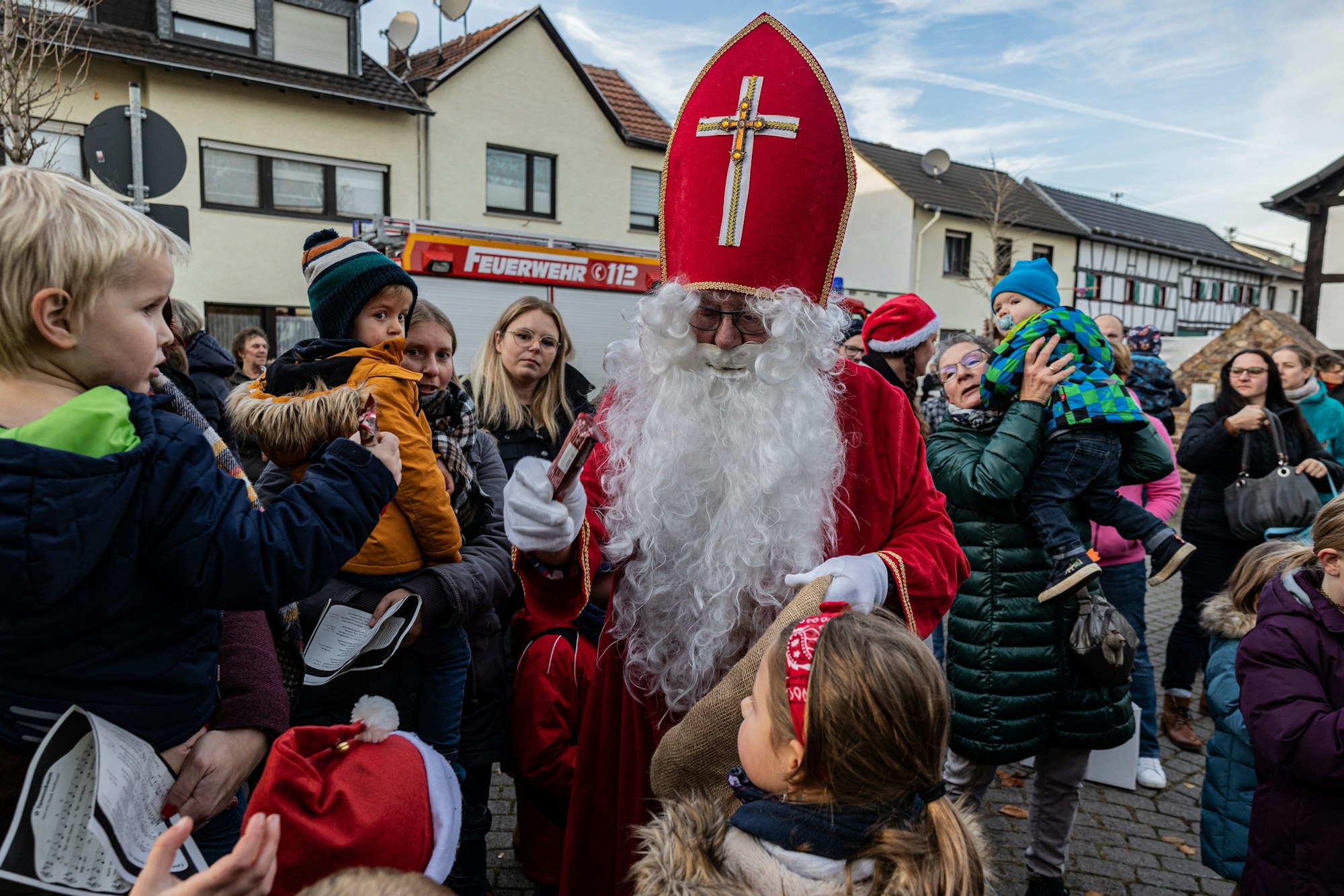 In Oberdress hingen die Kinder des Kindergartens den örtlichen Weihnachtsbaum mit Deko und sangen "In der Weihnachtsbäckerei". Diesmal schlüpfte Karl Heinz Eich in das Kostüm des Nikolaus.