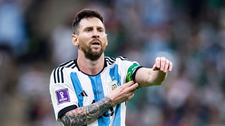Lionel Messi rückt bei einem WM-Spiel mit Argentinien seine Kapitänsbinde zurecht
