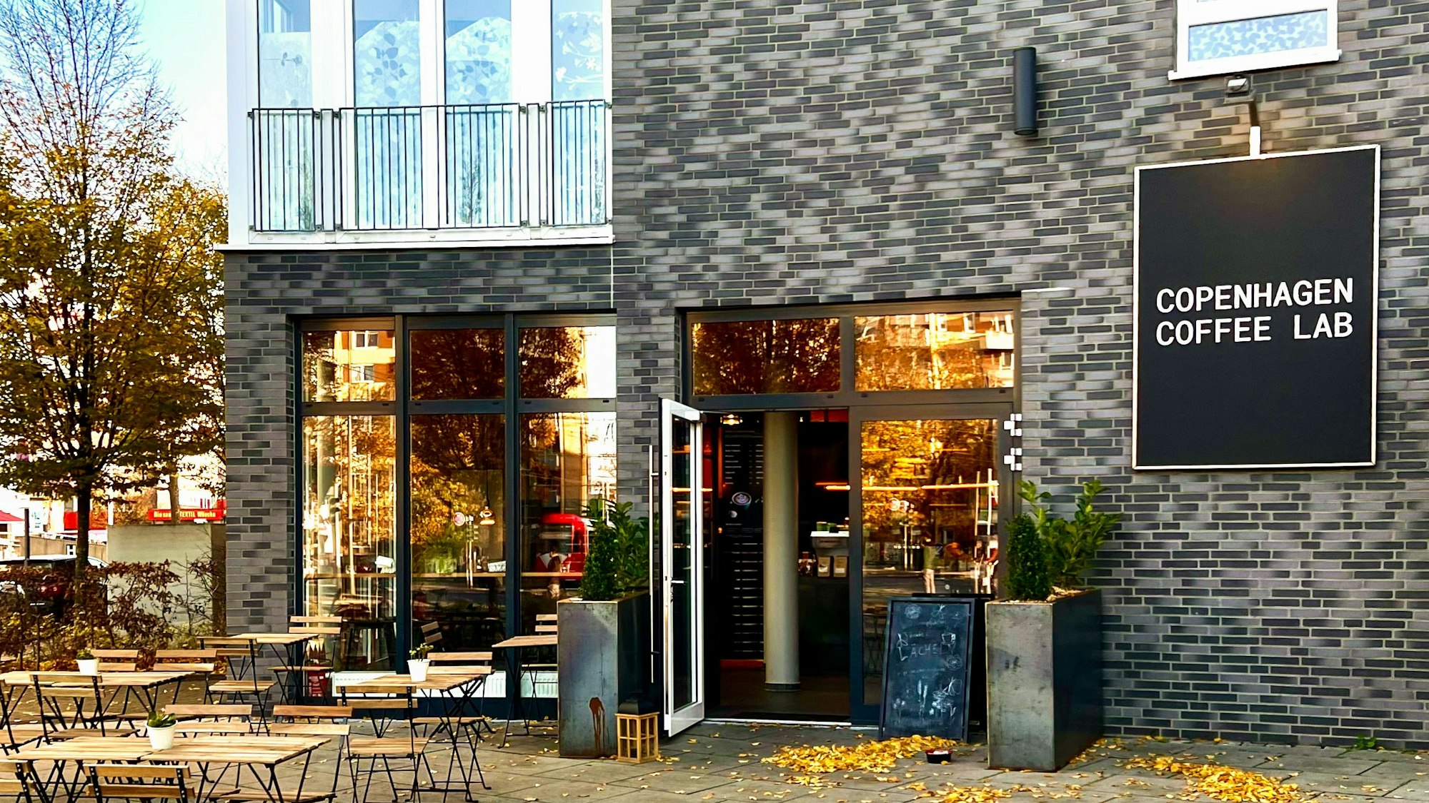 Der Eingang des Copenhagen Coffee Lab in Köln-Ehrenfeld.