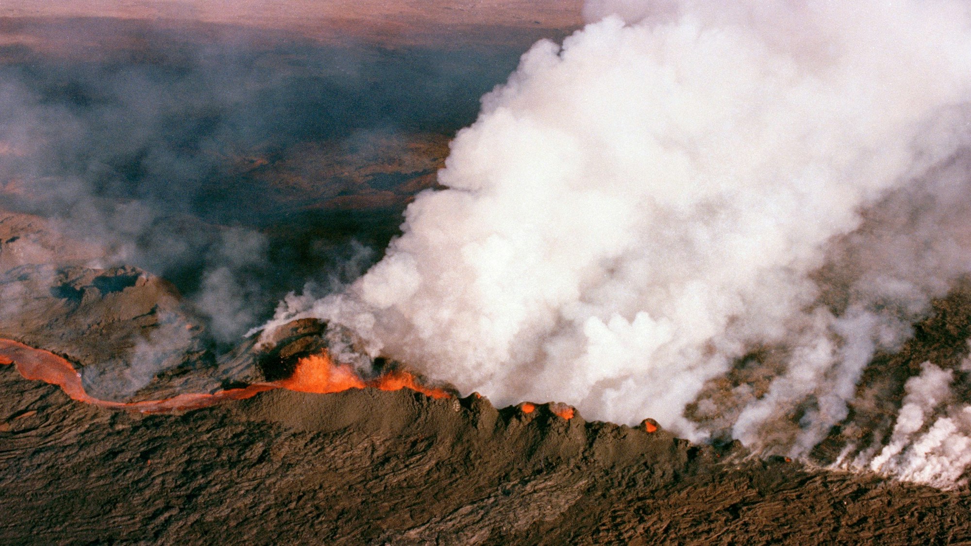 Ein Archivbild zeigt den letzten Ausbruch des Mauna Loa im Jahr 1984.AP