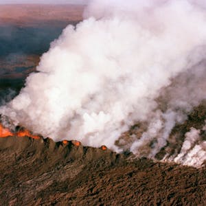 Ein Archivbild zeigt den letzten Ausbruch des Mauna Loa im Jahr 1984.<br>AP