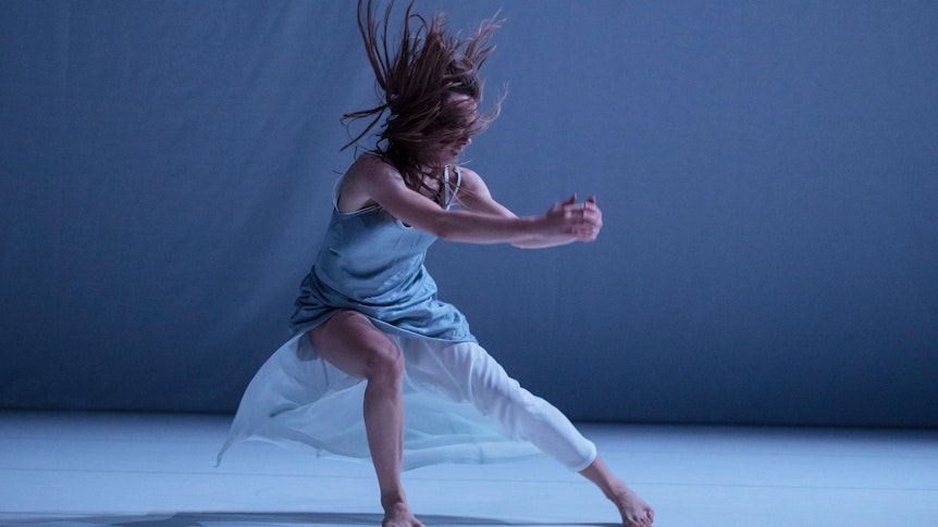 Eine Tänzerin der Schweizer Compagnie Linga tanzt im Stück „Sottovoce“.
