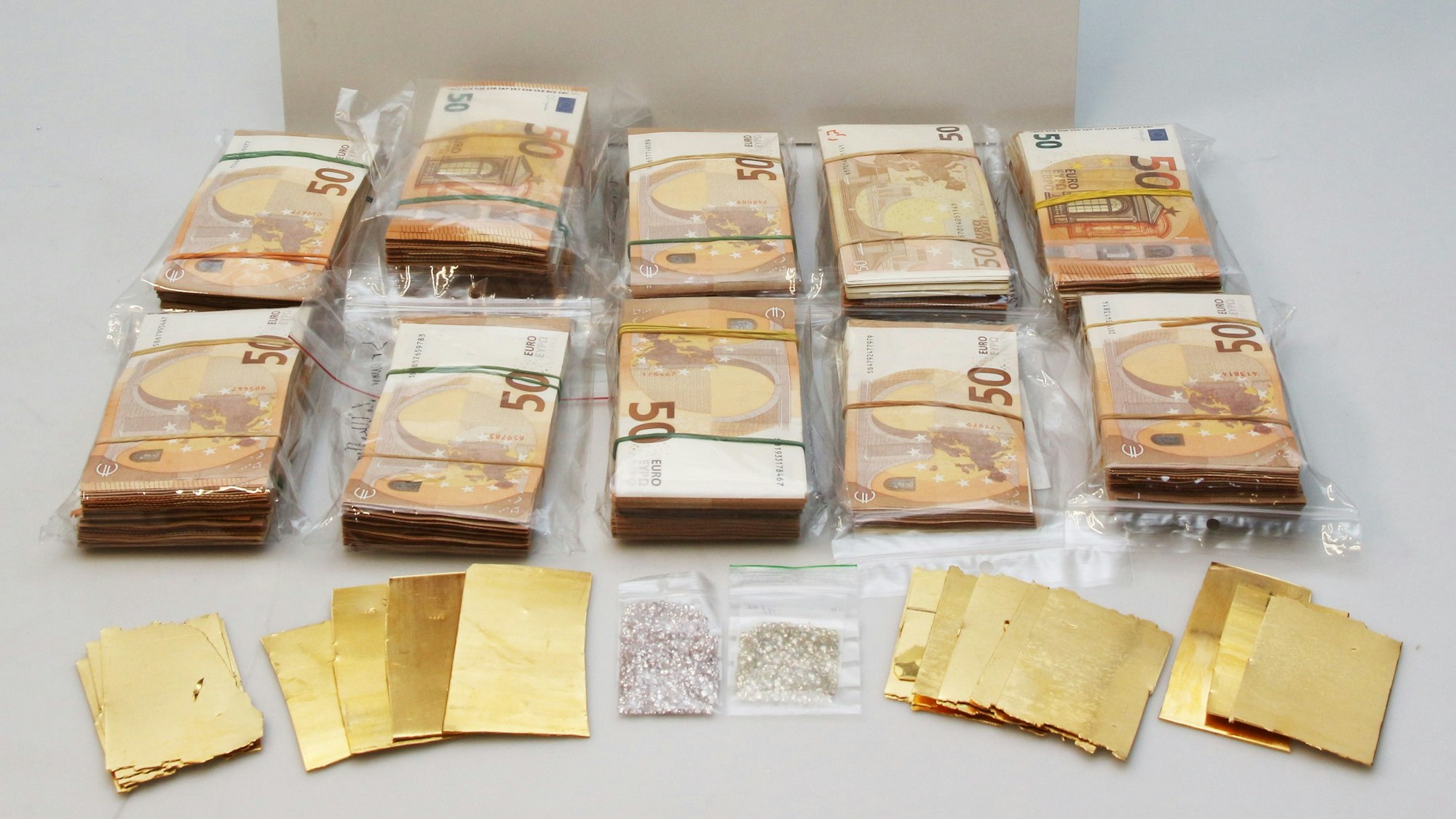 Polizei stellt im Ostallgäue Geld, Gold und Diamanten sicher
