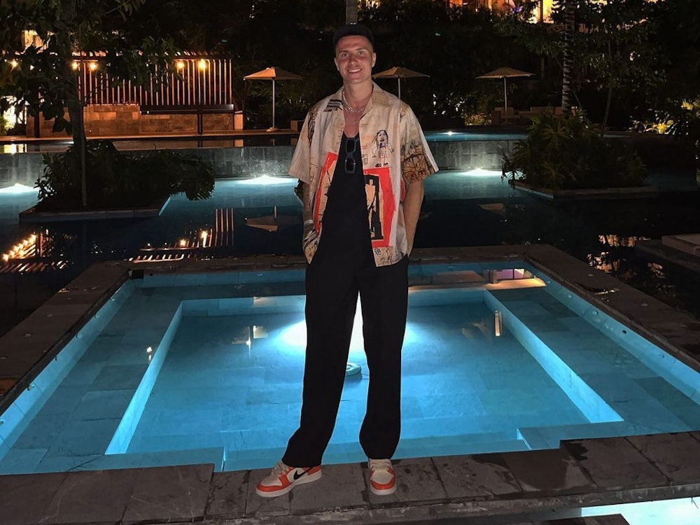 Denis Huseinbasic steht in Tulum (Mexiko) am Pool.
