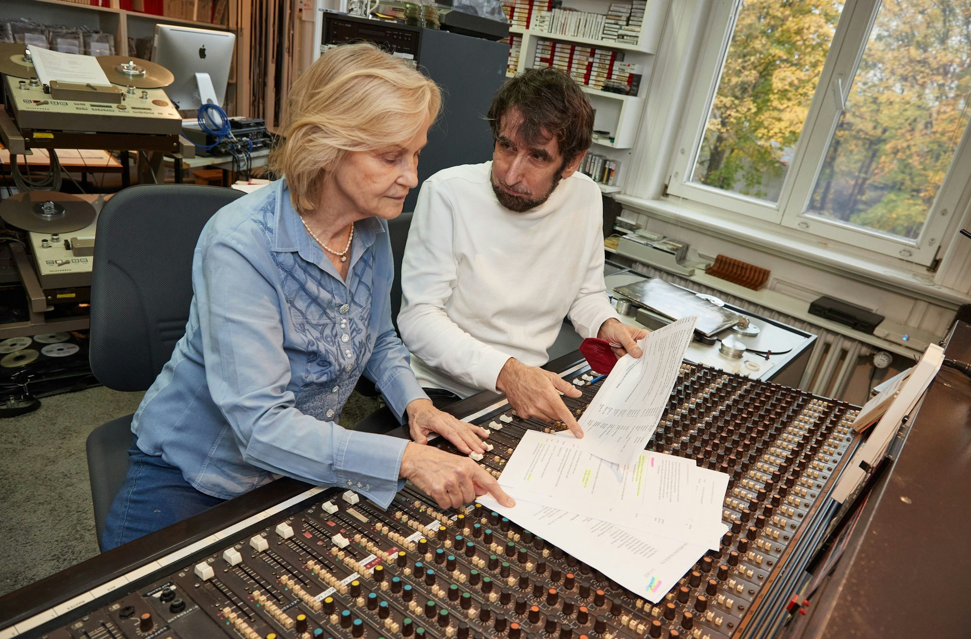 Heikedine Körting, Produzentin, und Andre Minninger, Autor, sitzen während eines Fototermins zu 50 Jahre "Hanni und Nanni"-Hörspiele im Tonstudio am Rothenbaum.