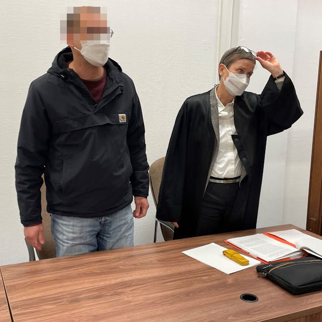 Der Beschuldigte mit seiner Verteidigerin Susanne Cziongala im Kölner Landgericht.
