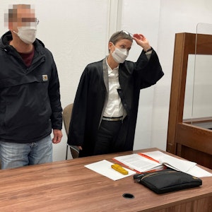 Der Beschuldigte mit seiner Verteidigerin Susanne Cziongala im Kölner Landgericht.