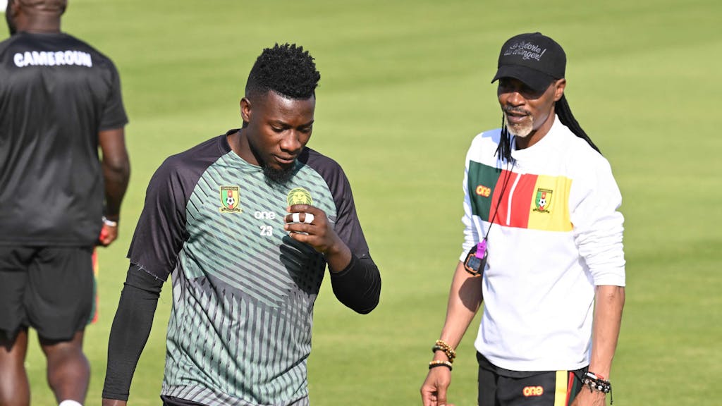 Kamerun-Trainer Rigobert Song (r.) steht im Training neben Nationalkeeper André Onana.&nbsp;