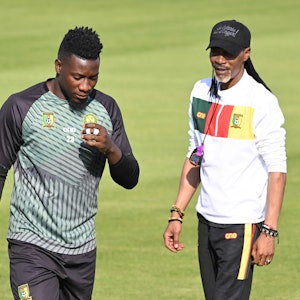 Kamerun-Trainer Rigobert Song (r.) steht im Training neben Nationalkeeper André Onana.