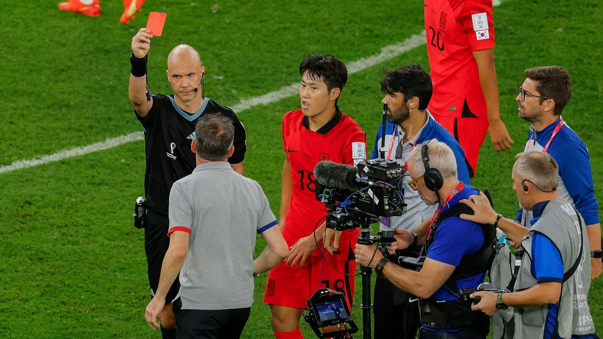 Schiedsrichter Anthony Taylor zeigt Südkoreas Trainer Paulo Bento nach dessen Schimpftirade auf dem Rasen Rot.