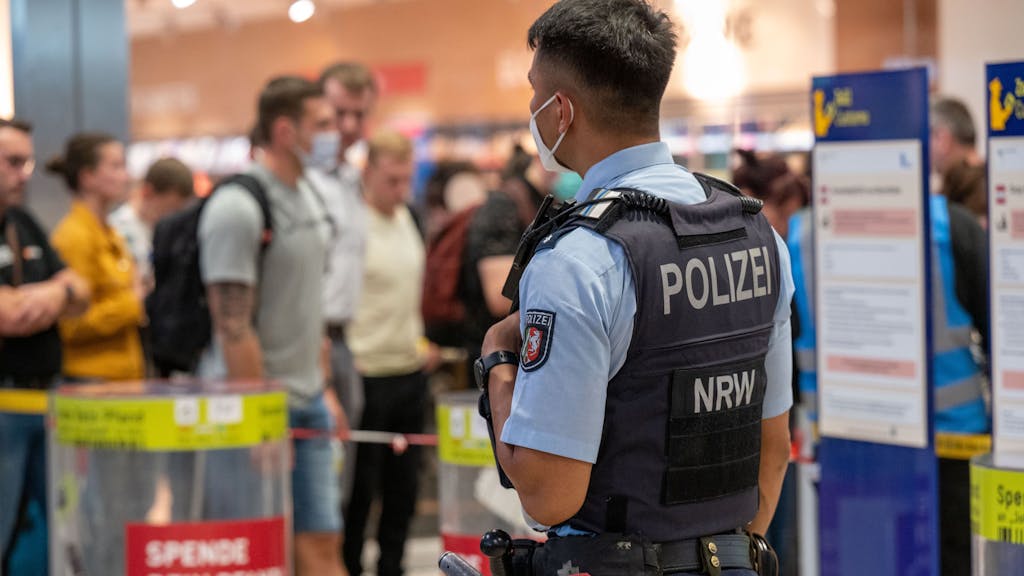 Die Landespolizei NRW muss am Flughafen aushelfen, weil die Bundespolizei überlastet ist.
