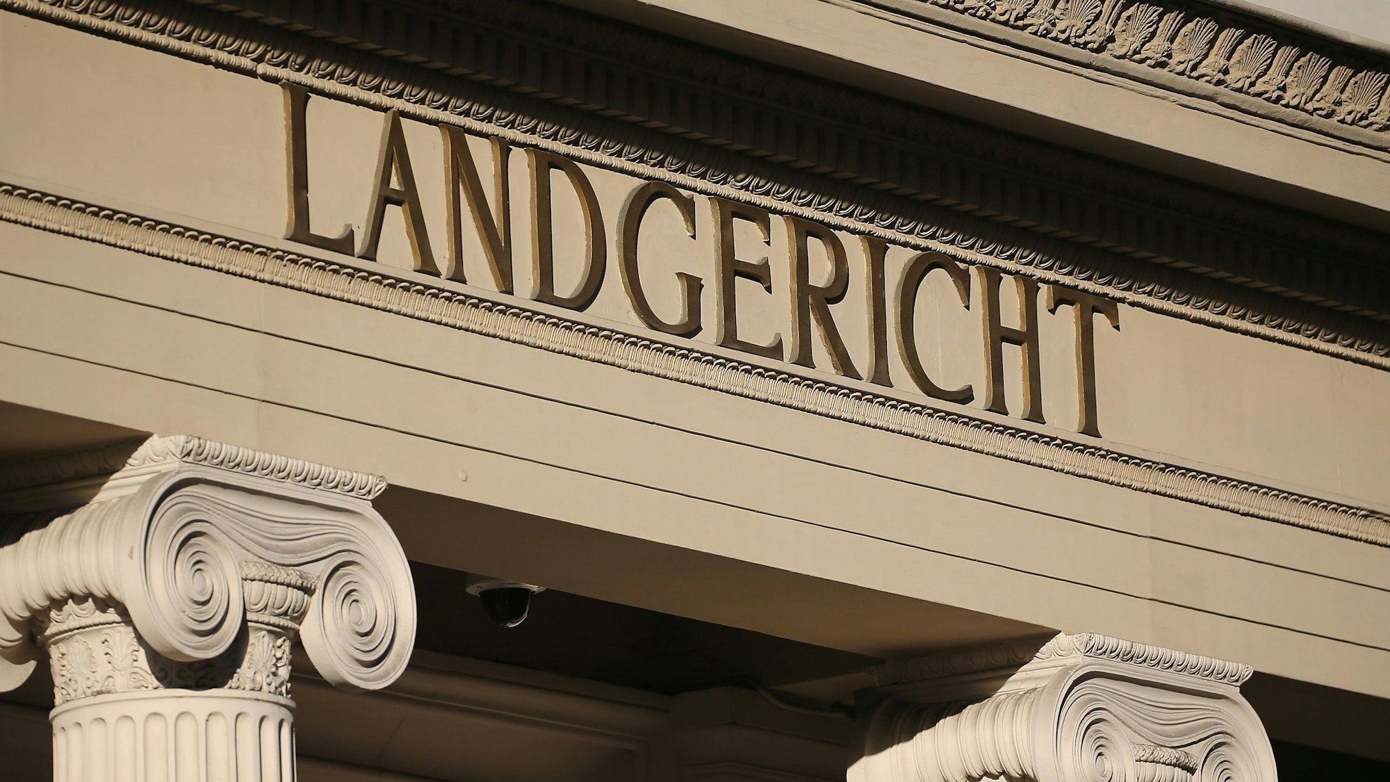 Das Eingangsportal des Landgerichts Bonn, mit dem Wort „Landgericht“ in Stein gemeißelt.