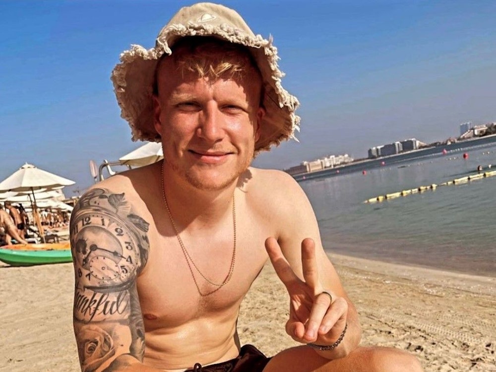 Kristian Pedersen sitzt in Dubai am Strand.