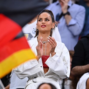 Izabel Goulart, Freundin von DFB-Torhüter Kevin Trapp, beim WM-Vorrundenspiel zwischen Spanien und Deutschland am 27. November 2022.