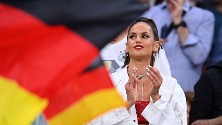 Izabel Goulart, Freundin von DFB-Torhüter Kevin Trapp, beim WM-Vorrundenspiel zwischen Spanien und Deutschland am 27. November 2022.