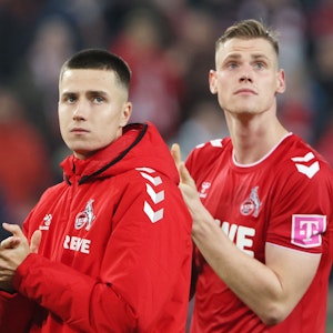 Denis Huseinbasic und Steffen Tigges bedanken sich bei den Fans des 1. FC Köln.