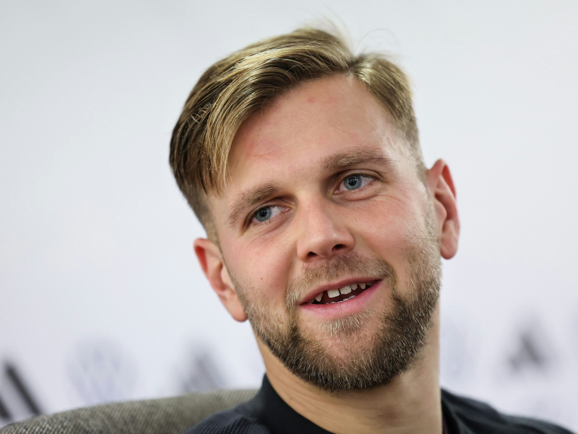 Niclas Füllkrug bei einer Pressekonferenz vor dem Testspiel der deutschen Fußball-Nationalmannschaft gegen den Oman.