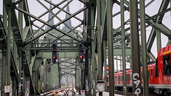 Blick von den Gleisen auf der Hohenzollernbrücke zum Dom, rechts fährt ein Regionalzug. Seit einigen Tagen erneuert die Deutsche Bahn Weichen im Bahnhof Köln Messe/Deutz. Während der Arbeiten können zwei der sechs Gleise auf der Hohenzollernbrücke nicht befahren werden.