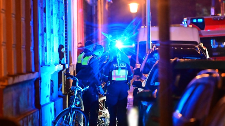 Polizisten stehen neben einem Toten in Krefeld.