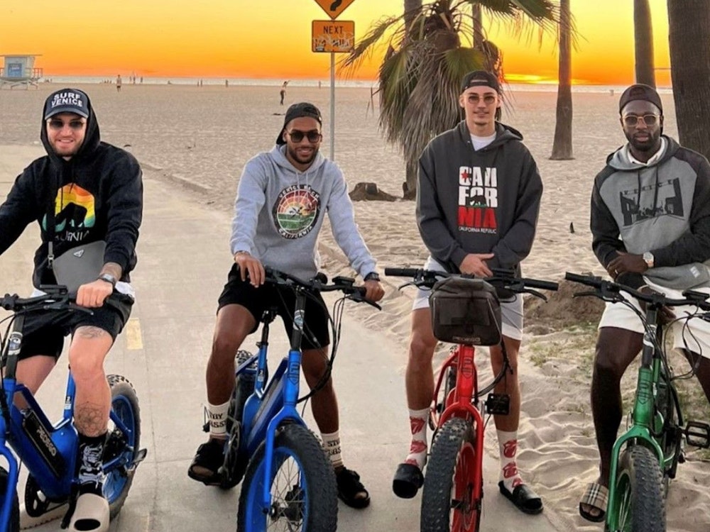 Jeff Chabot, Linton Maina, Tim Lemperle und Kingsley Schindler posieren als Biker in Los Angeles.