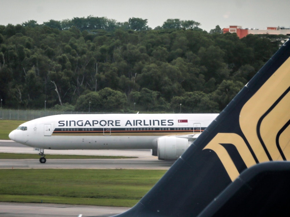 Eine Maschine der Singapore Airlines steht am Flughafen in Singapur.