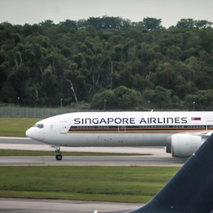 Eine Maschine der Singapore Airlines steht am Flughafen in Singapur.