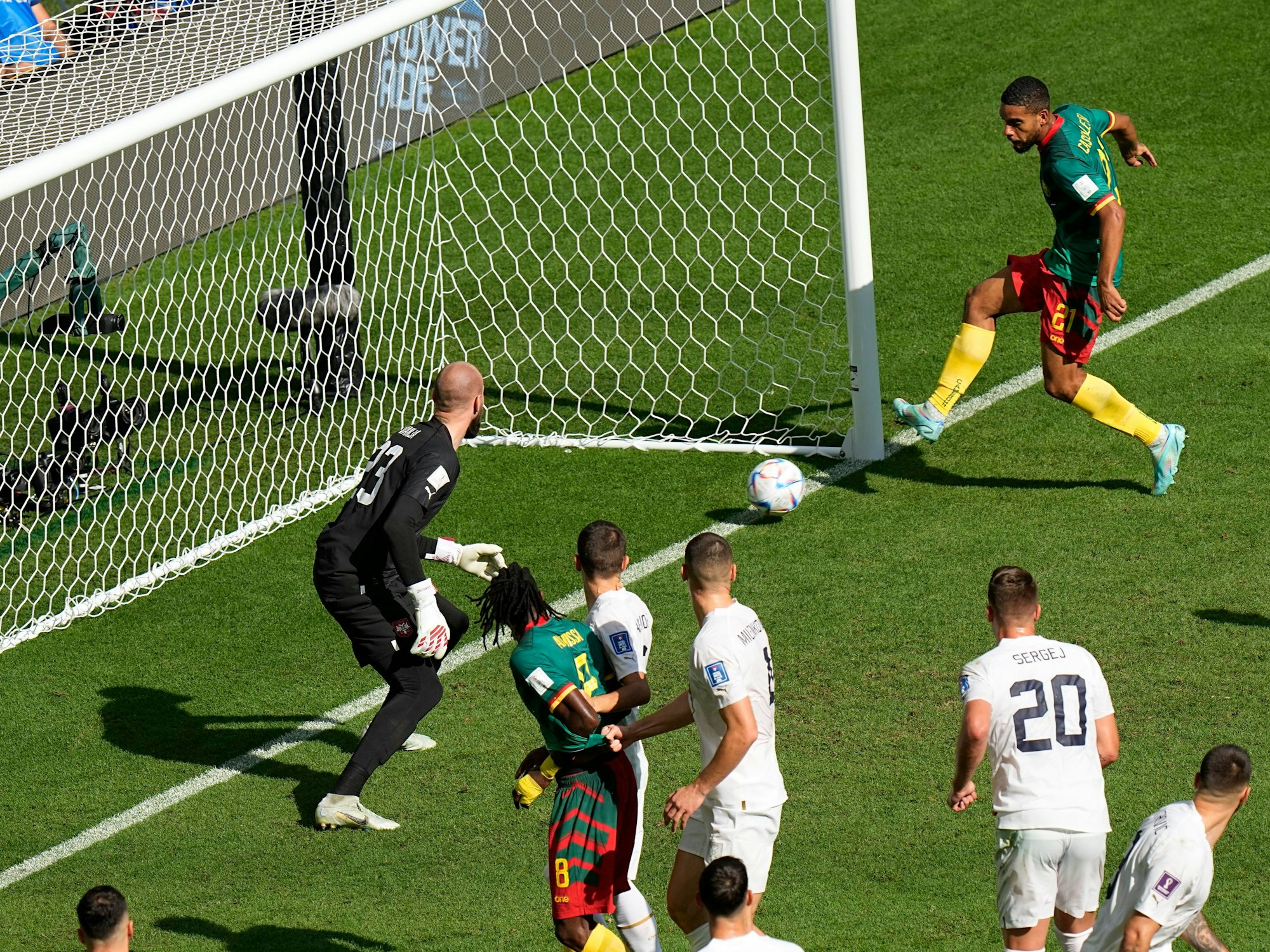 Jean-Charles Castelletto drückt den Ball zur 1:0-Führung für Kamerun gegen Serbien aus kurzer Distanz über die Linie.