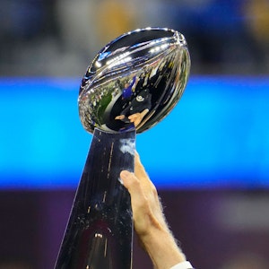 Stan Kroenke, Besitzer des NFL-Teams Los Angeles Rams, hält die Vince Lombardi Trophy nach dem Erfolg 2022 in die Höhe.