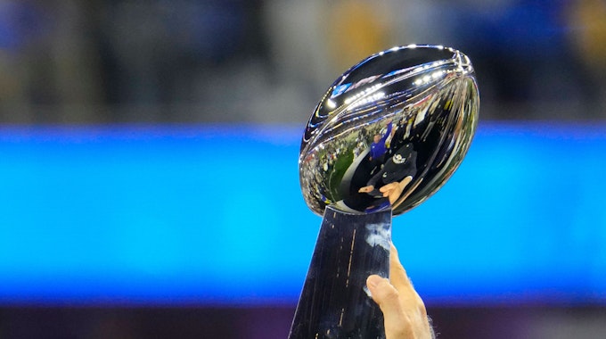 Stan Kroenke, Besitzer des NFL-Teams Los Angeles Rams, hält die Vince Lombardi Trophy nach dem Erfolg 2022 in die Höhe.