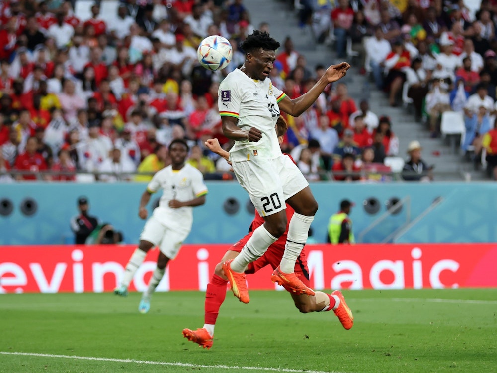 Mohammed Kudus steht nach einer Flanke richtig und schädelt den Ball zum 2:0 für Ghana gegen Südkorea ins Netz.