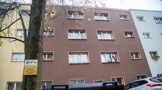 In diesem Haus in Köln-Höhenberg folterten die Täter eine junge Frau auf unvorstellbar grausame Weise.