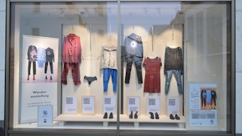 In einem Schaufenster sind verschiedene Kleidungsstücke und Schuhe ausgestellt, die Frauen anhatten, als ihnen Gewalt widerfuhr.